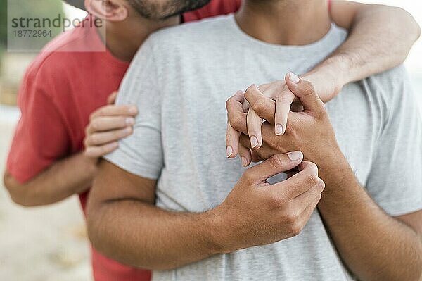 Nahaufnahme Männer halten Hände. Foto mit hoher Auflösung