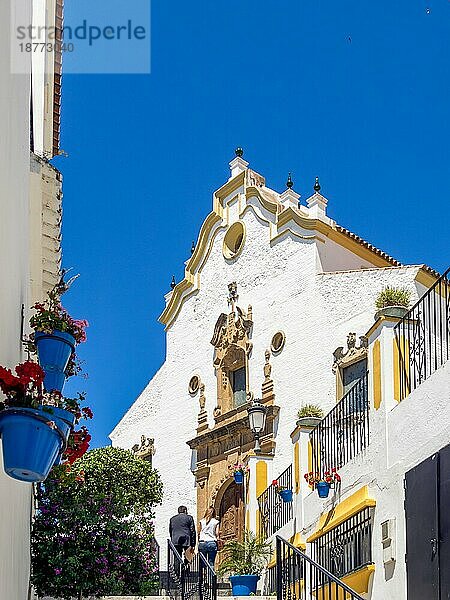 ESTEPONA  ANDALUCIA/SPAIN - 5. MAI: Kirche Nuestra Señora de los Remedios in Estepona  Spanien  am 5. Mai 2014. Zwei nicht identifizierte Personen  Europa