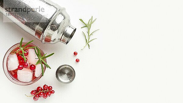 Draufsicht Cranberry-Wodka-Shaker mit Kopierfeld