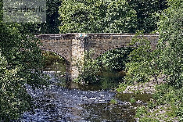 FRONCYSYLLTE  WREXHAM  WALES - 15. JULI : Steinbrücke über den Fluss Dee in der Nähe des Pontcysyllte Aquädukts  Froncysyllte  Wrexham  Wales  Großbritannien am 15. Juli 2021. Zwei nicht identifizierte Personen