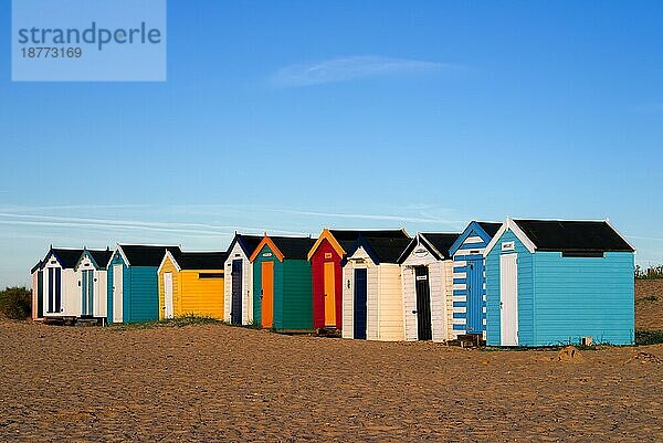 Eine Reihe leuchtend bunter Strandhütten in Southwold