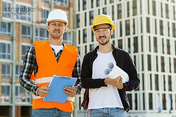 Mittlere Einstellung Ingenieur Architekt mit Blick auf Kamera