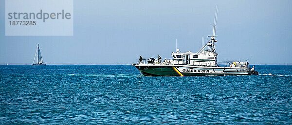 CALAHONDA  ANDALUCIA/SPANIEN - 6. MAI: Ein Boot der Guardia Civil setzt Netze ein  um am 6. Mai 2014 in Calahonda  Spanien  etwas zu bergen. Nicht identifizierte Personen  Europa