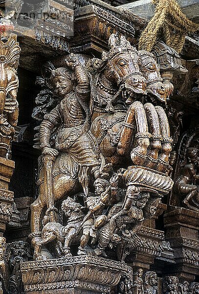 Holzschnitzereien aus dem 17. Jahrhundert im Meenakshi-Sundareswarar-Tempel Chariot in Madurai  Tamil Nadu  Südindien  Indien  Asien