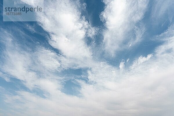 Flauschige Wolken windiger Himmel