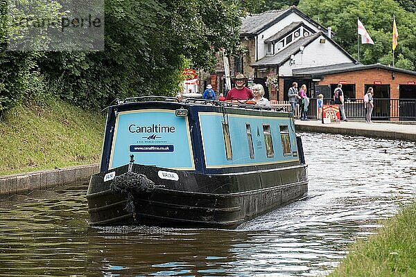 LLANGOLLEN  DENBIGHSHIRE  WALES - 11. JULI : Schmales Boot auf dem Llangollen-Kanal bei Llangollen  Wales  am 11. Juli 2021. Nicht identifizierte Personen