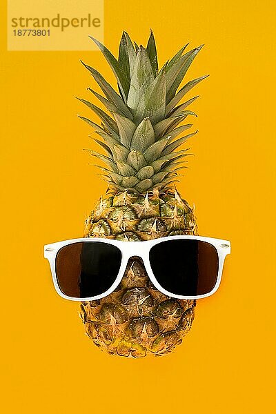 Draufsicht exotische Ananas mit Sonnenbrille. Foto mit hoher Auflösung