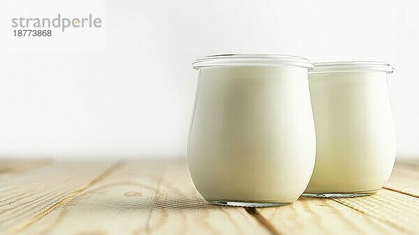 Vorderansicht Naturjoghurt in Gläsern