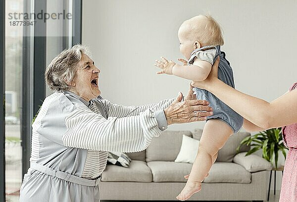Großmutter verbringt Zeit mit ihrem Enkelkind