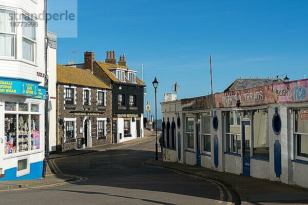 BROADSTAIRS  KENT/UK - 29. JANUAR : Blick auf den Pub Tartar Frigate und andere Geschäfte in Broadstairs am 29. Januar 2020. Zwei nicht identifizierte Personen