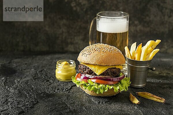 Vorderansicht Rindfleisch-Burger Pommes Frites Soße Bier. Foto mit hoher Auflösung