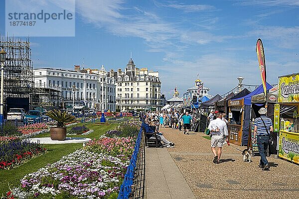 Blick entlang der Strandpromenade in Eastbourne  East Sussex am 29. Juli 2021. Nicht identifizierte Menschen  EASTBOURNE  EAST SUSSEX  Großbritannien  Europa