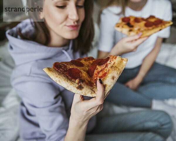 Freunde essen Pizza zu Hause. Foto mit hoher Auflösung
