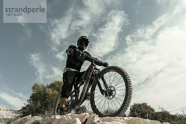 Mann fährt Mountainbike niedrigen Winkel. Auflösung und hohe Qualität schönes Foto