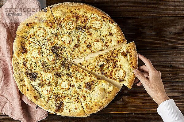 Ansicht von oben  Hand nimmt Scheibe Pizza Käse. Foto mit hoher Auflösung