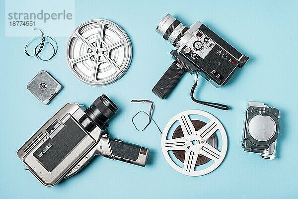 Draufsicht Filmstreifen Filmspule verschiedene Typen Camcorder blaür Hintergrund. Hochauflösendes Foto