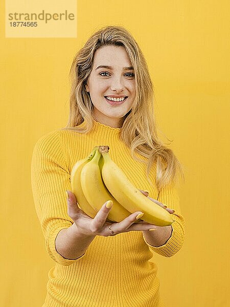 Vorderansicht Frau mit Bananen in der Hand