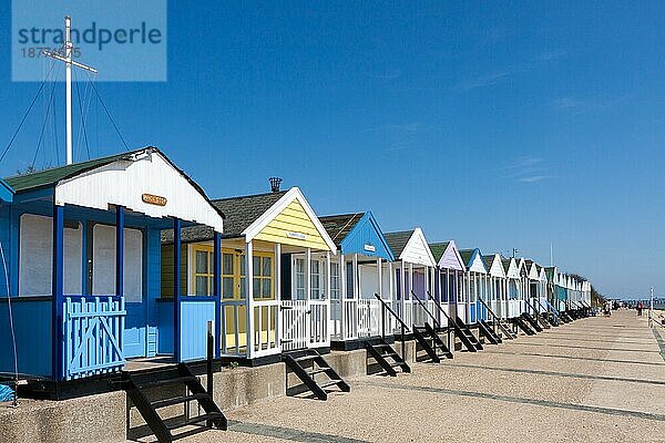 Eine Reihe farbenfroher Strandhütten in Southwold Suffolk