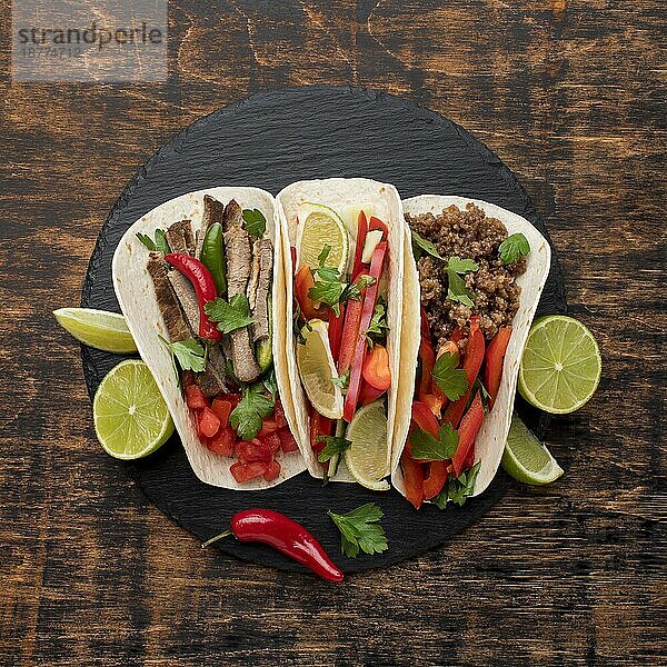 Draufsicht frisches mexikanisches Essen mit Limette. Auflösung und hohe Qualität schönes Foto