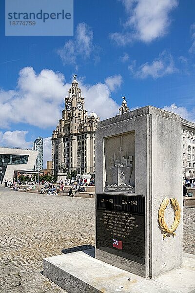 LIVERPOOL  UK - JULY 14 : Denkmal für die Handelsmarine in Liverpool  England  am 14. Juli 2021. Nicht identifizierte Personen