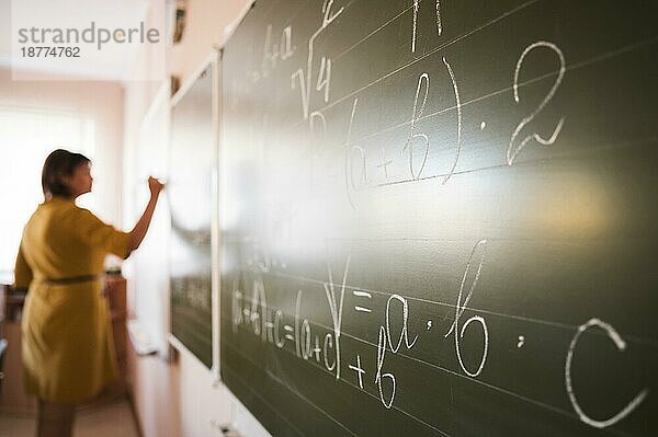 Porträt Lehrer schreiben Kreidetafel. Auflösung und hohe Qualität schönes Foto