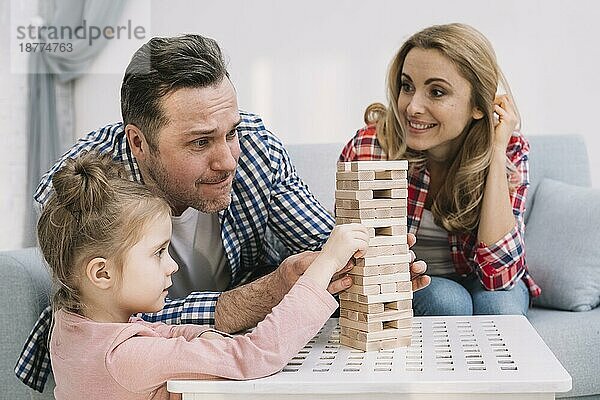 Familie spielt mit Block Holzspieltisch Wohnzimmer