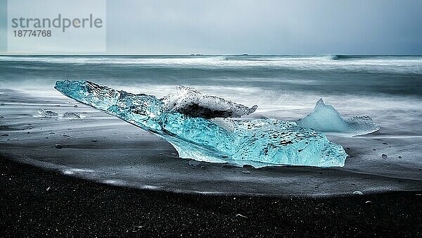 Eisberg am Strand von Jokulsarlon