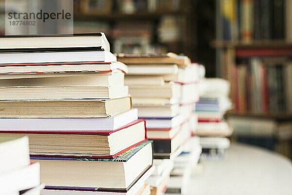 Stapel Bücher Buchhandlung. Schönes Foto