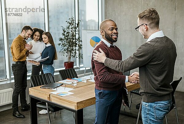 Männer  die sich nach einem Treffen die Hände schütteln. Foto mit hoher Auflösung