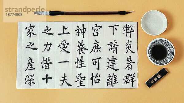 Ansicht von oben Zusammensetzung chinesische Symbole mit Tinte geschrieben