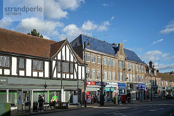 EAST GRINSTEAD  WEST SUSSEX  UK - 31. JANUAR: Blick auf Geschäfte in East Grinstead am 31. Januar 2022. Nicht identifizierte Personen