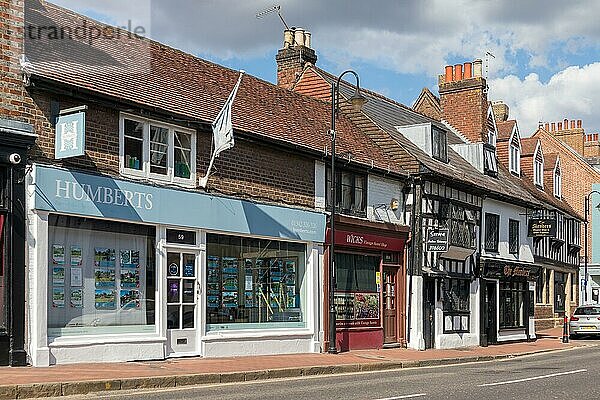 EAST GRINSTEAD  WEST SUSSEX/UK - AUGUST 3 : Blick auf die Geschäfte in der High Street in East Grinstead am 3. August 2020