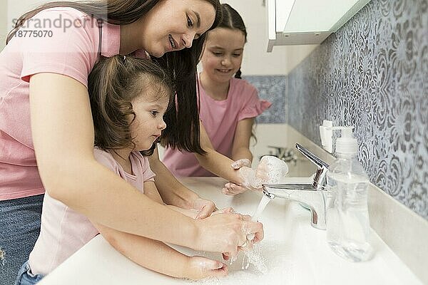 Mutter lernt Mädchen Hände waschen