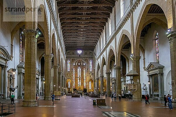 FLORENZ  TOSKANA/ITALIEN - 19. OKTOBER: Innenansicht der Kirche Santa Croce in Florenz am 19. Oktober 2019. Nicht identifizierte Personen