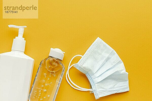 Flach legen medizinische Maske mit Flüssigkeit Flasche Hand Sanitizer. Auflösung und hohe Qualität schönes Foto