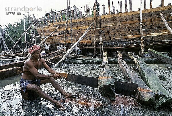 Ein Zimmermann bei der Herstellung eines traditionellen hölzernen Frachtbootes in Cuddalore  Tamil Nadu  Südindien  Indien  Asien