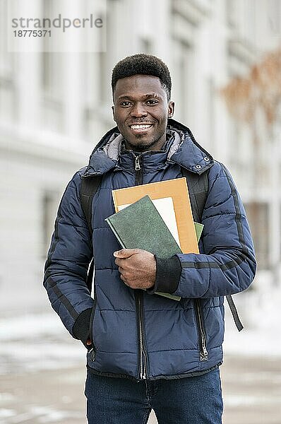 Portrait männlicher Student mit Büchern