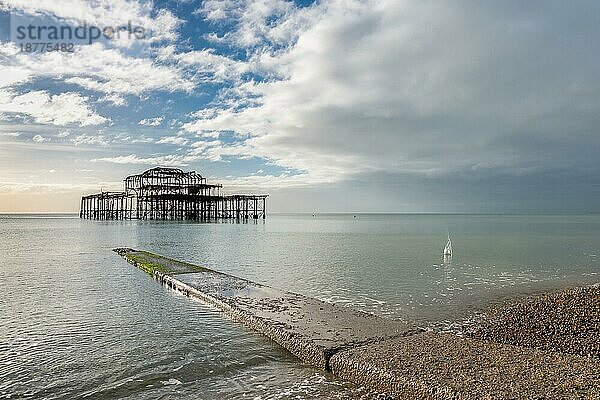 BRIGHTON  EAST SUSSEX/UK - 3. JANUAR: Blick auf den stillgelegten West Pier in Brighton East Sussex am 3. Januar 2019