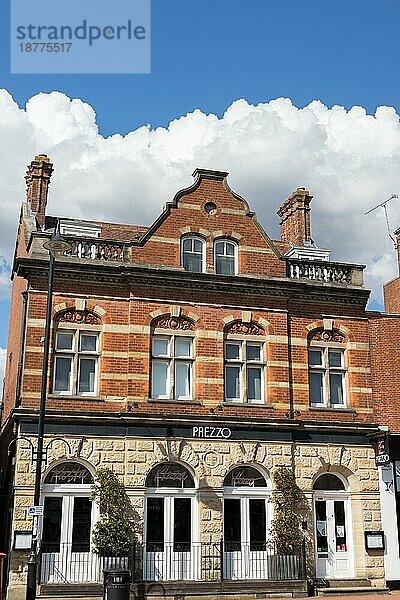 EAST GRINSTEAD  WEST SUSSEX/UK - AUGUST 3 : Blick auf ein Restaurant in der High Street in East Grinstead am 3. August 2020