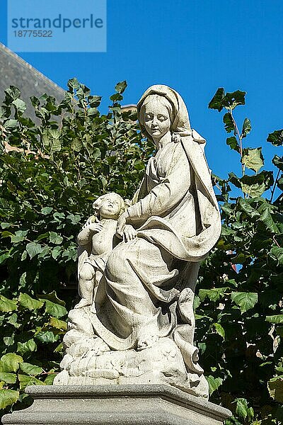 Statue einer Frau mit Kind in Brügge Westflandern Belgien