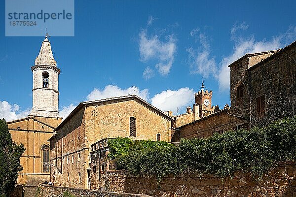 PIENZA  TOSKANA  ITALIEN - 18. MAI : Türme des Doms und des Gemeindepalastes in Pienza  Toskana  Italien  am 18. Mai 2013. Zwei nicht identifizierte Personen  Europa