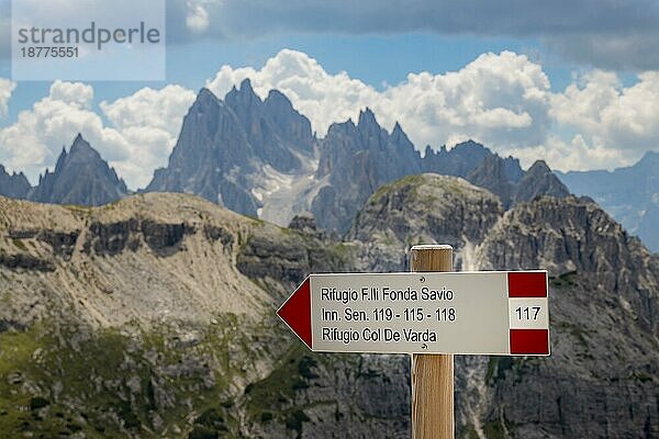 Hüttenschild vor den Drei Zinnen in den Dolomiten