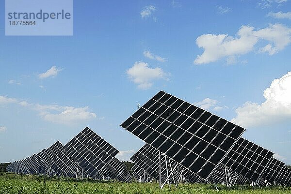 Erneuerbare Energie mit riesigen Sonnenkollektoren