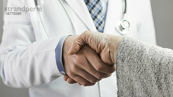 Nahaufnahme männlicher Arzt-Patient beim Händeschütteln