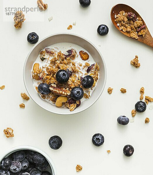 Draufsicht Schüssel mit Milch Cerealien. Auflösung und hohe Qualität schönes Foto