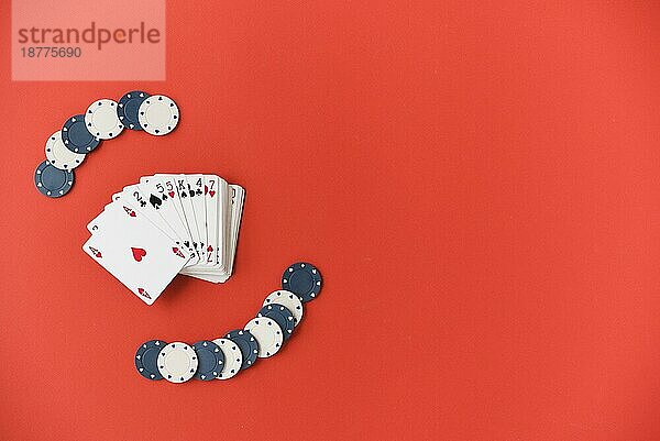 Draufsicht Spielkarten mit Pokerchips