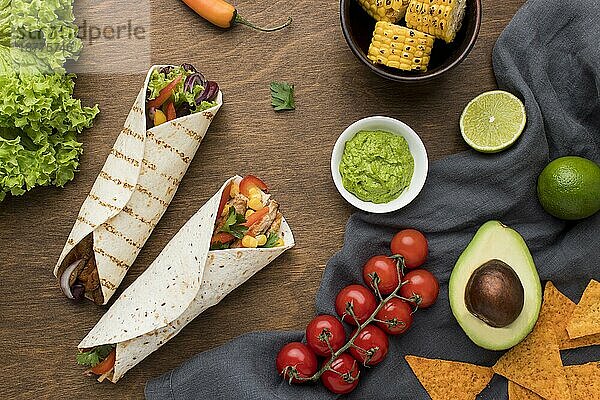 Draufsicht leckeres mexikanisches Essen mit Guacamole. Foto mit hoher Auflösung