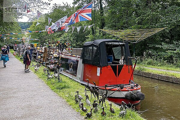 TREVOR WREXHAM  WALES - 15. JULI : Menschen genießen den LLangollen-Kanal in der Nähe von Trevor  Wrexham  Wales  Großbritannien  am 15. Juli 2021. Nicht identifizierte Personen  Europa