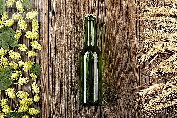 Draufsicht Bierflasche mit Zutaten. Auflösung und hohe Qualität schönes Foto