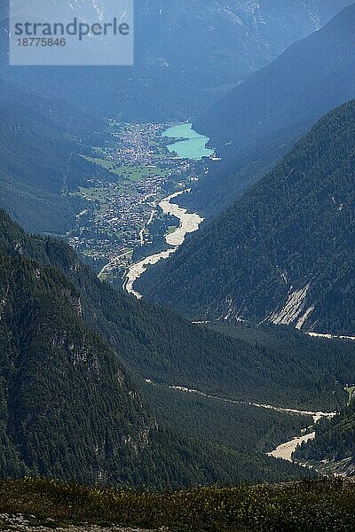 Fernsicht auf den Misurina-See in den Dolomiten